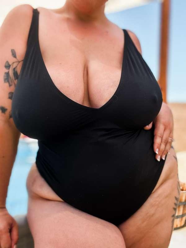 As promised, your favorite milf by the pool ☀️💋