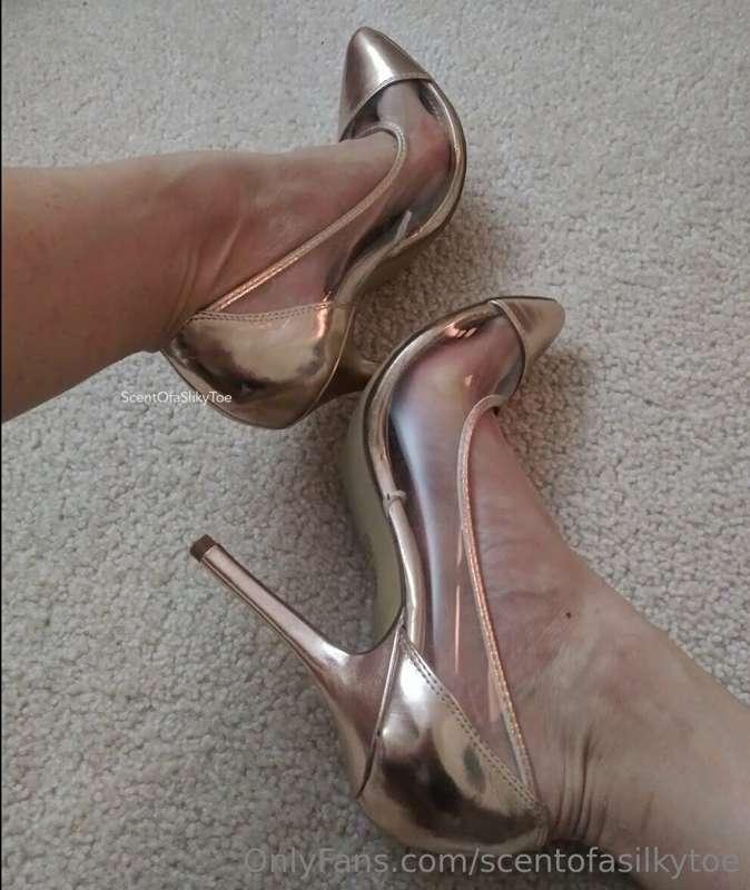 💐 💝 Give me a reason to wear these... they're rarely out of ..