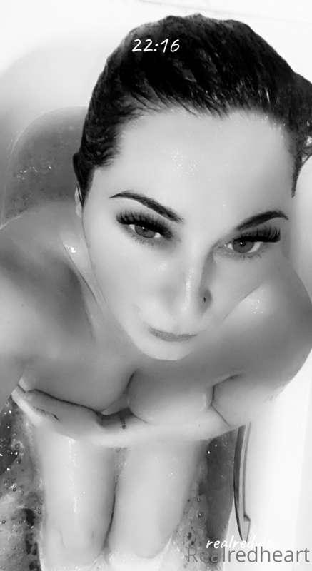 Bath time 🥰 don’t forget all posts are free on @realredvip