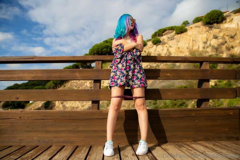 Happy Sunday 🌺💙💜 See more at  onlyfans.com/ItsDafne