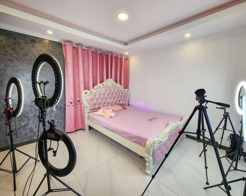 Princess setup now, SLUT treatment later 😜👑💋