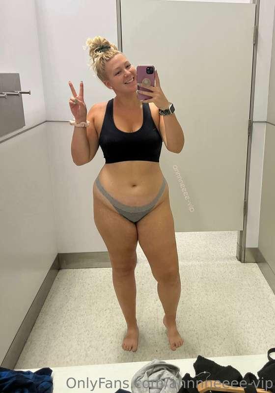 Just a thick gal in a changing room ✌🏼