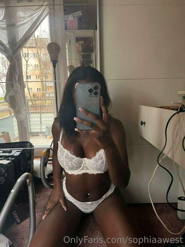 Your friendly neighborhood angel 👼🏿 waiting for you to drop ..