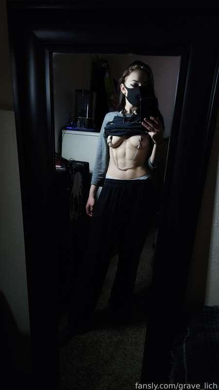 Been a minute since I wore the clamps, felt the need to bust them out again!

Mirror selfie, and a full frontal for subscribers 👻

#fyp #clamps #tits #boobs #smallboobs #smalltits #pale #metalhead #goth #alt #bdsm #painplay #masochism #masochist #submissive #petite #fit