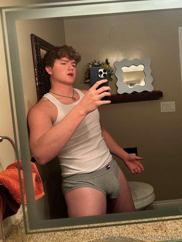 hey sexy people ;) cum request some content from me;) got so..