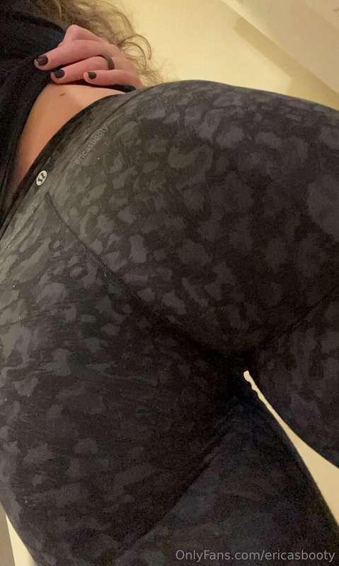 ready to sit on your face😇  i am still out of town for my bi..