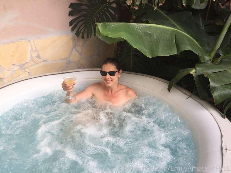 LOVE champagne in the pool...even if I dont have a real pool..