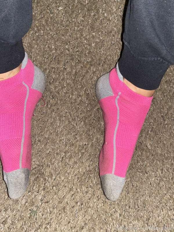 You wish you could smell my feet loser.