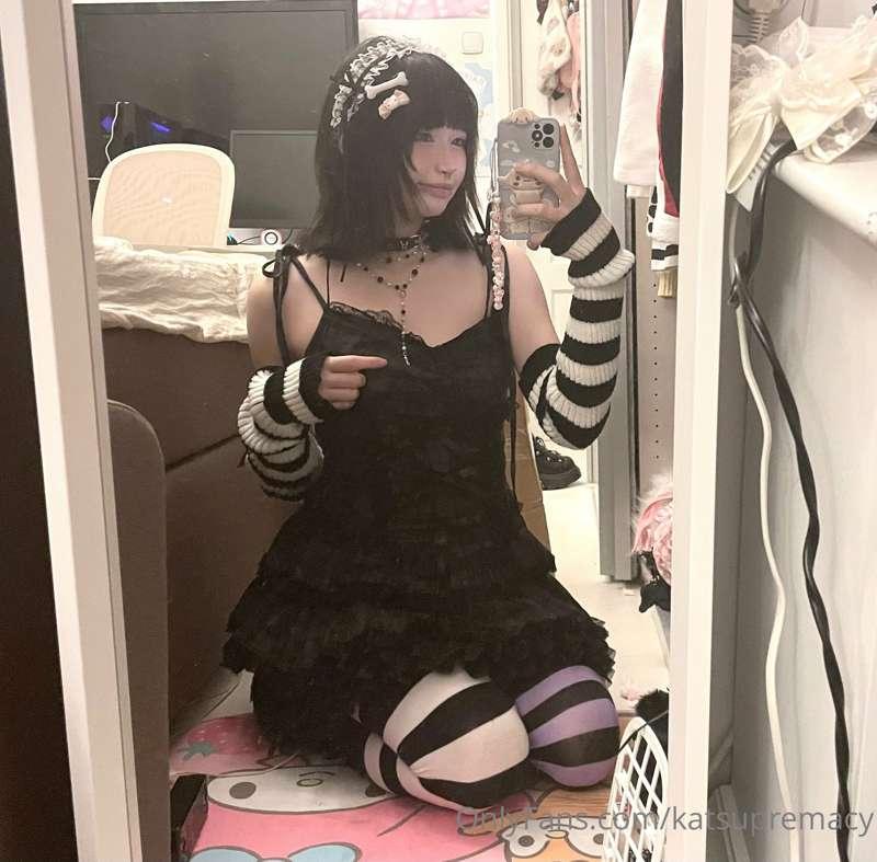 goth girl strip tease vid coming out in 3 hrs !! 🖤🖤🖤