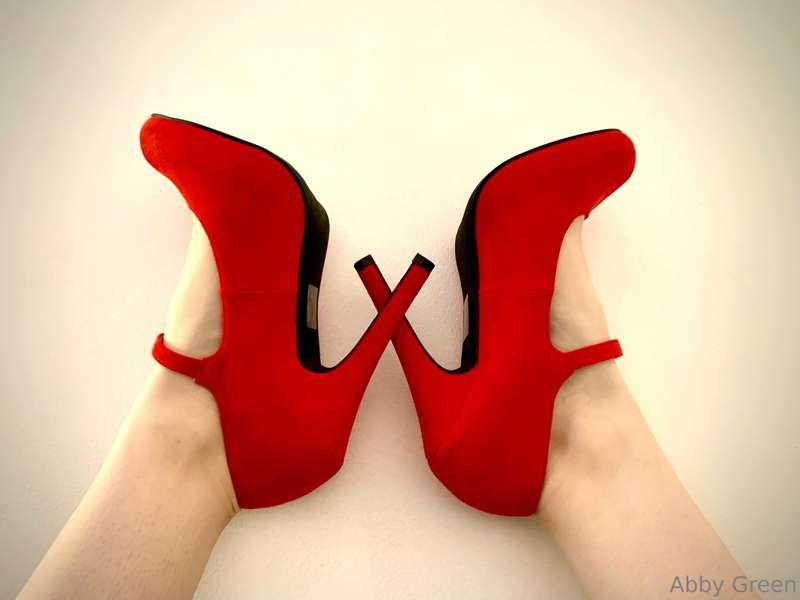 Feeling a little cheeky in my red heels 👠