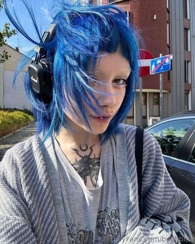 puts Feel Good Inc. on repeat 🌀💙
