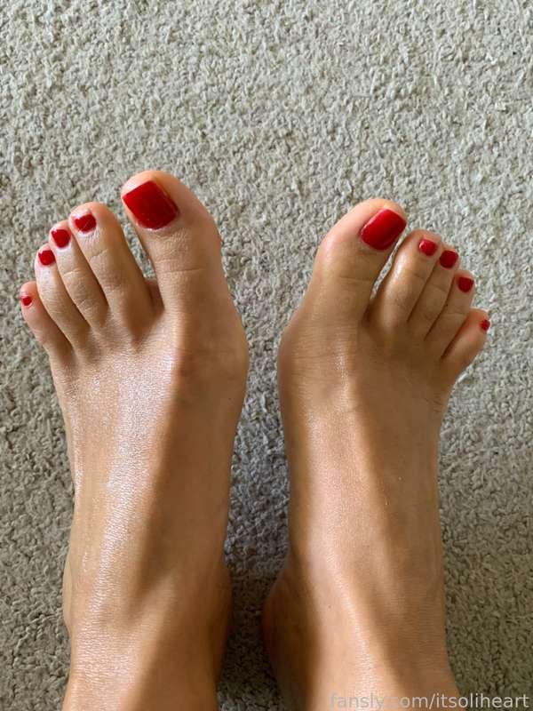 Got a pedicure and wanted to show you! I even made a little video for you to see the "before" and "after" and I even recorded a bit during the pedicure when the lady was rubbing and massaging my feet! Obviously this one goes to the feet lovers!

#fyp #feet #foot #toes #nails #pedicure #pedi #natural #nailpolish 