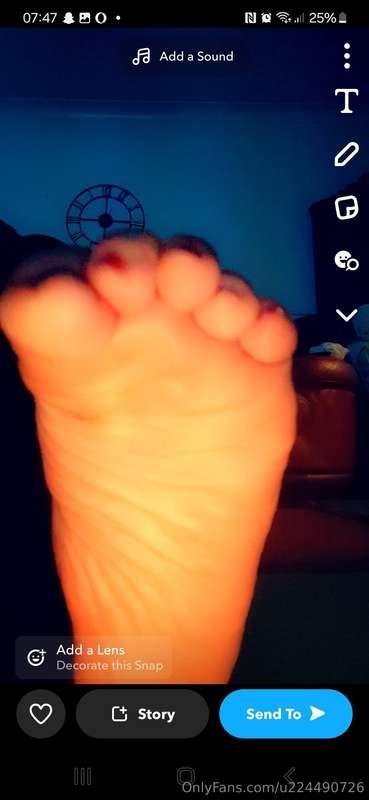 U wanna see my feet baby? I want to squirt cream on them, if..