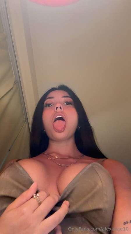 This is your sign to DM me👅