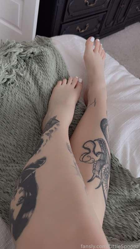 I said that once I got a pedicure I would post more feet pics, I finally did!!!