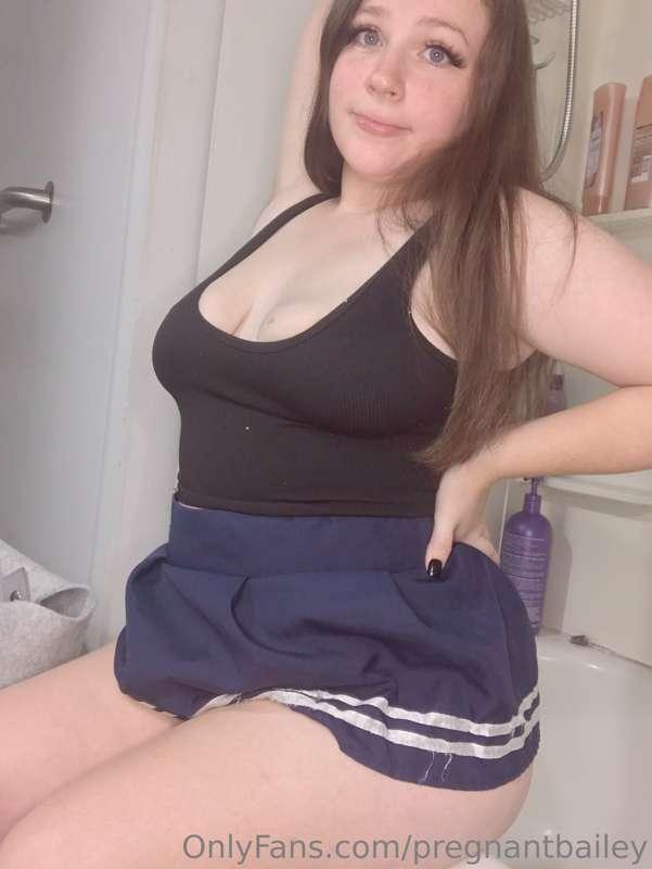 There’s a suprise under my skirt 😉

18 weeks and 4 days preg..