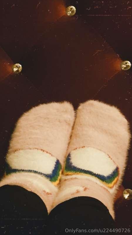 Do u want to take my socks off baby. Suck my toes?