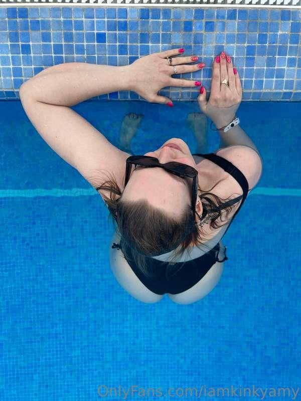 Pool Time 😍🍑🔥☀️🇪🇸 Like to Chat? 🥵