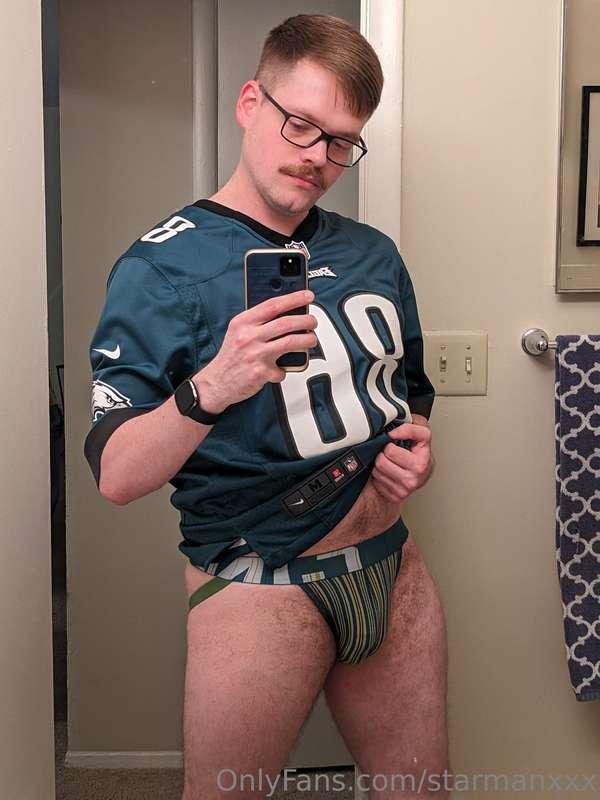 Just a tight end ready for the game 🍑🏈