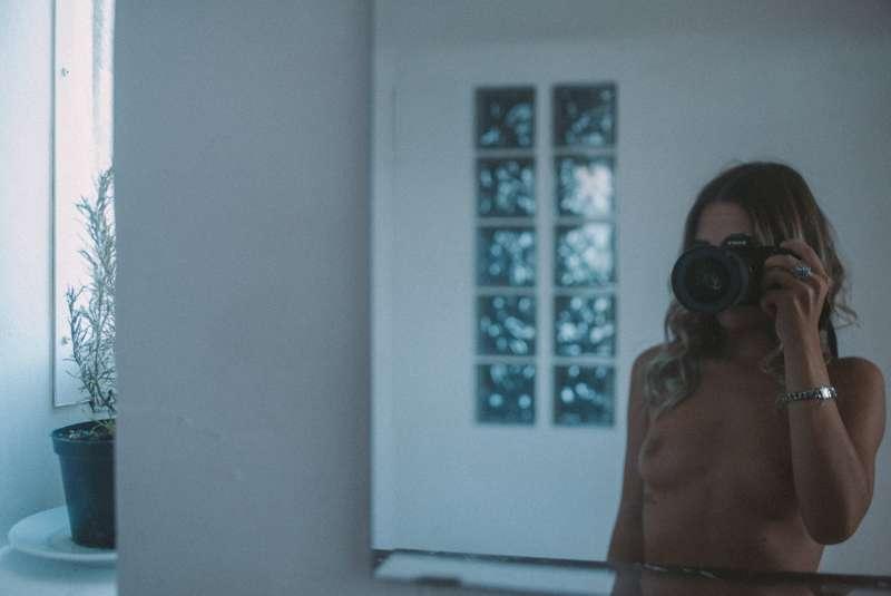 Little selfie with my camera 😘