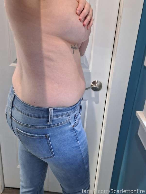 Does this mom bod look good in jeans?
#fyp #jeans #mommy #milf #mombod #ass #hotmom #topless