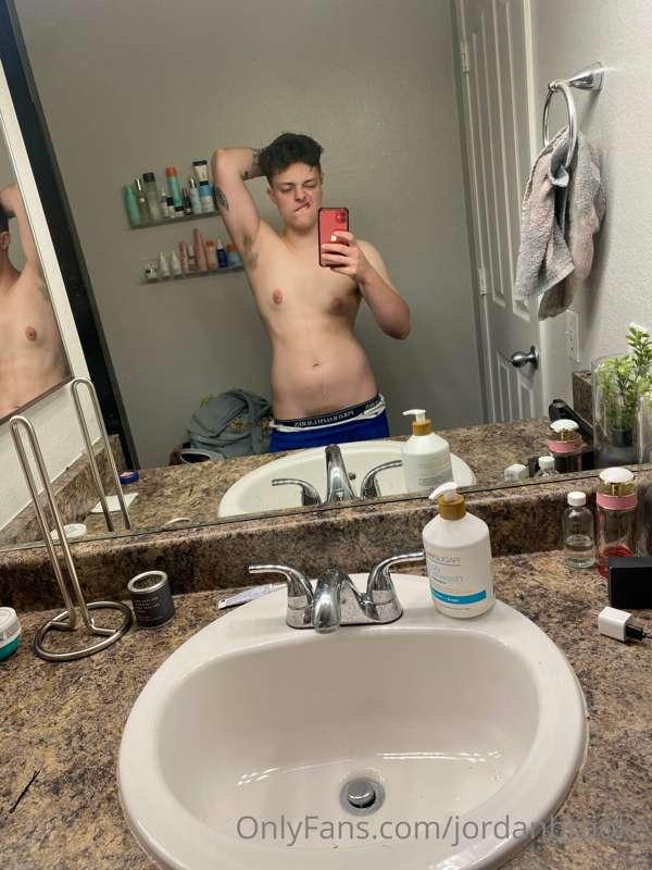 Wanna pull them down more? 😉👅