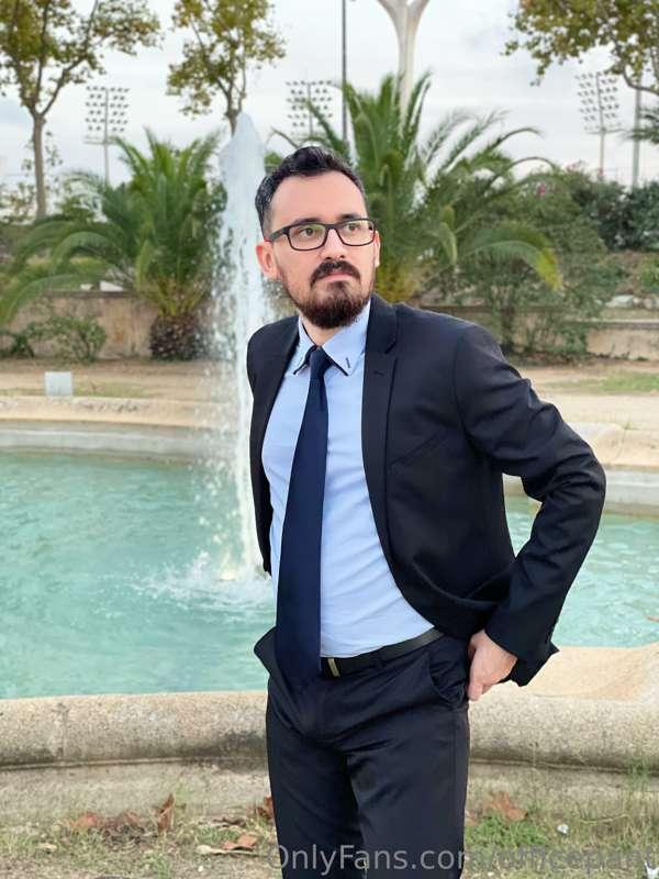• 🇺🇸 Man in black, part 2
• 🇪🇸 Hombre de negro, parte 2