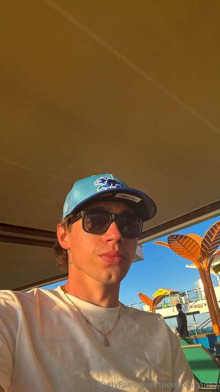 Who wants the video of me jerking in the stalls?😋