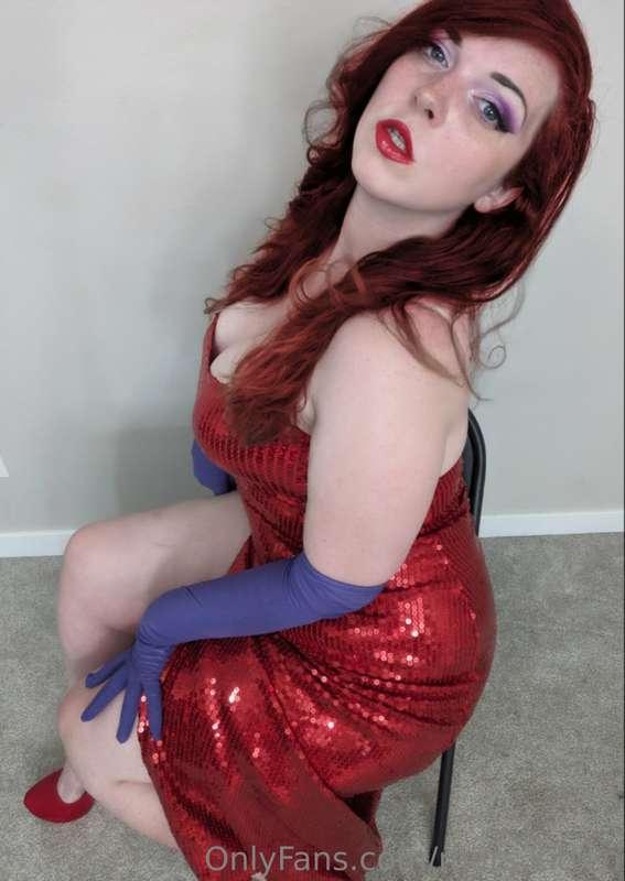 Cum say hi to Jessica. She's got a little performance for yo..