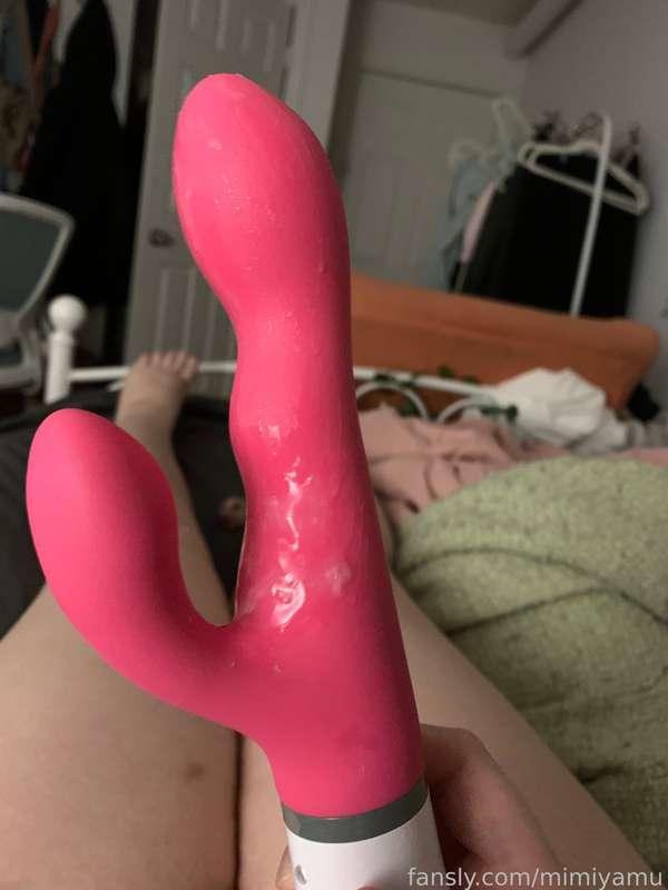 I recorded a video of me masturbating but all you can see is my feet and the vibrator bottom idk if it’s hot or not it’s mostly just feet while I cum.. maybe tip if you want to see it?? Hehe it’s embarrassing and idk if anyone would like something like that… 

#feet #fyp #masturbation #solo #lewdtuber #vtuber #cum #slut