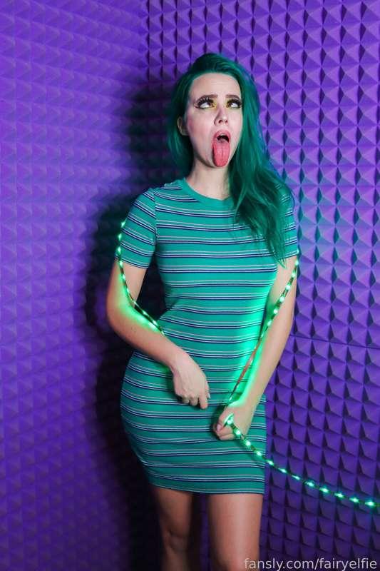 Do you have Christmas mood?💚

#egirl #altgirl #scenegirl #minidress #tightdress #shortdress #ahegao #crossedeyes #tongueout