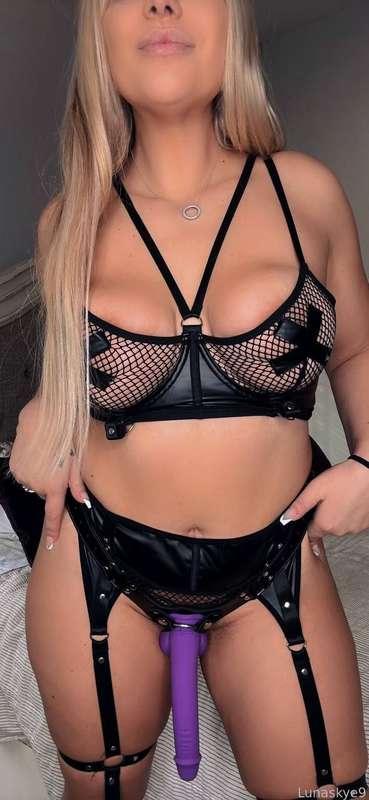 I get so wet when I think about fucking you with my strap on! 💦

#lunaskye9 #ass #bigass #anal #tits #bigtits #bigboobs #boobs #pussy #curvy #nudes #milf #mommy #femdom #domme #domination #fetish #orgy #mistress #sex #porn #blonde #fansly #fyp
