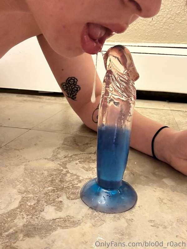 Come watch me fuck myself and squirt with this slobber cover..