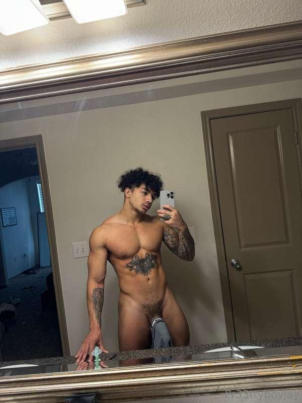 feeling horny af… who’s down? 😩