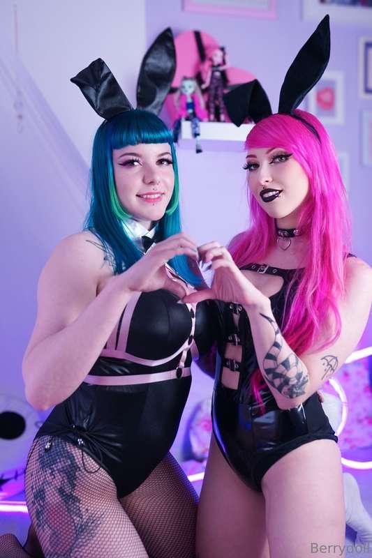 What is better than a Bunnygirl? Two Bunnygirls that making ..