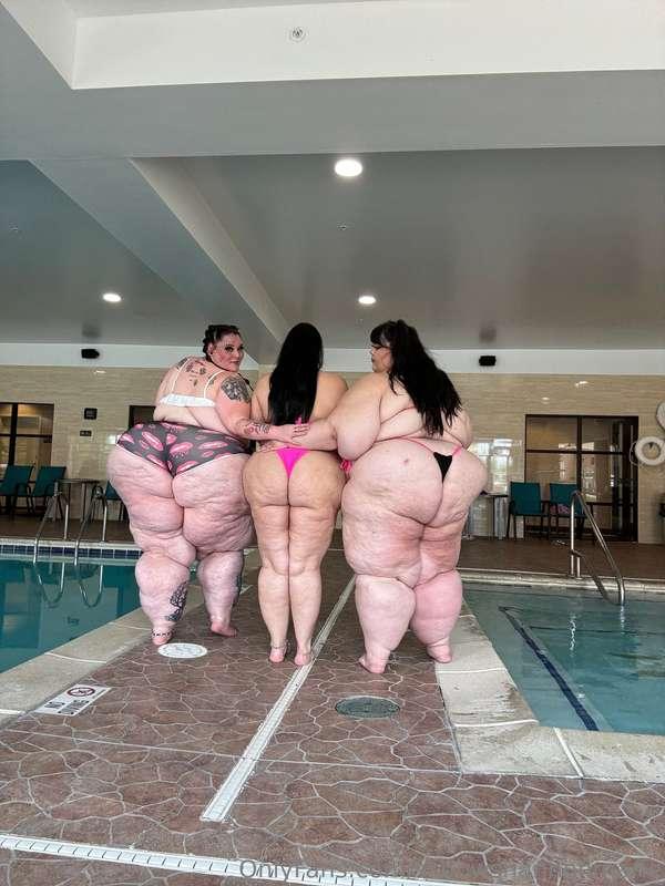 Day at the pool with my gals  @kasstheeblast @sunnydluxx