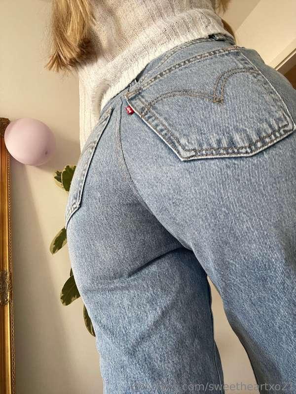 Felt like wearing some jeans today 😇 perfect for you to smac..