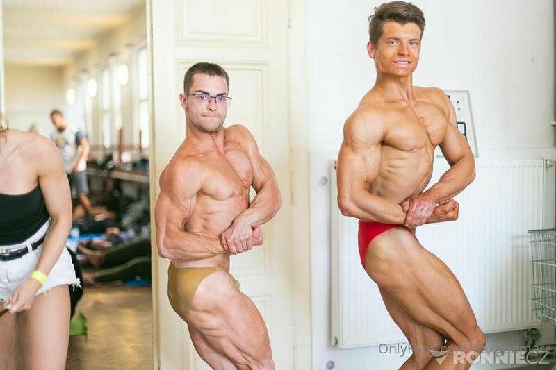 Shredded to the bone 💪 Flexing in my kitchen on Very good li..