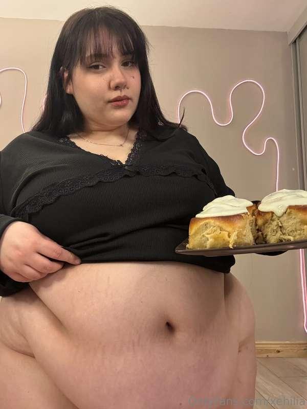 nothing on but sweet cinnamon rolls and a serious appetite 😈..