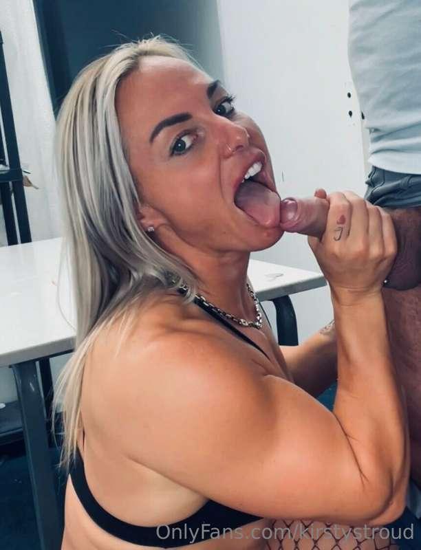 Send me your morning wood 🤤 Send a pic and 10$ tip and il do..