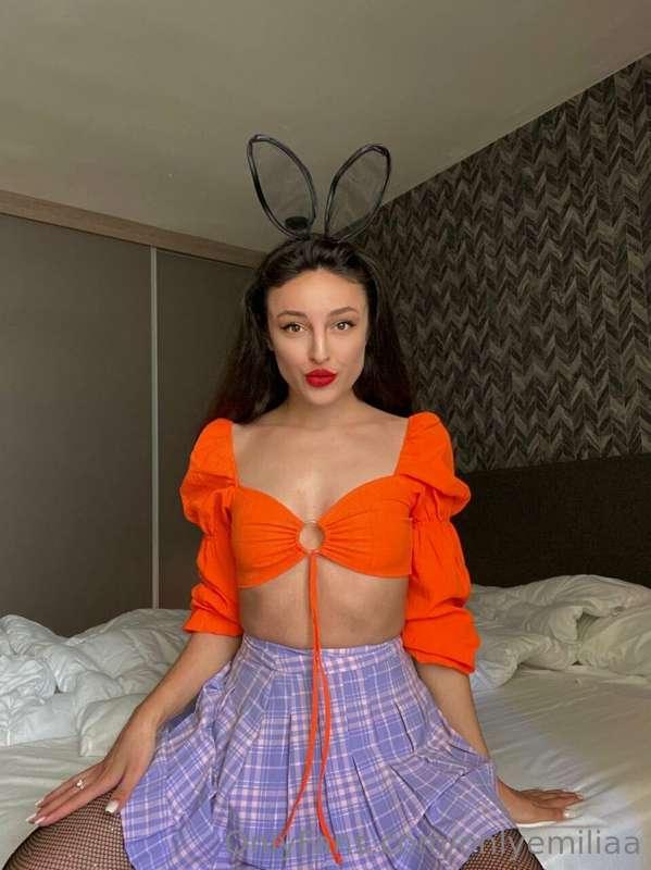 What would you do if this rabbit appeared in your room?  🐰🤍