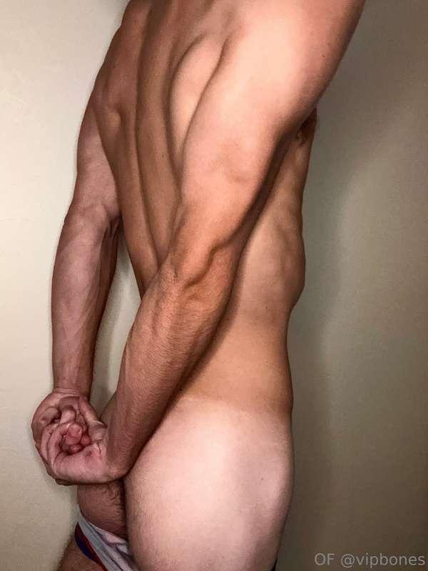 been hitting my back more in the gym lately.. can you tell?😋..