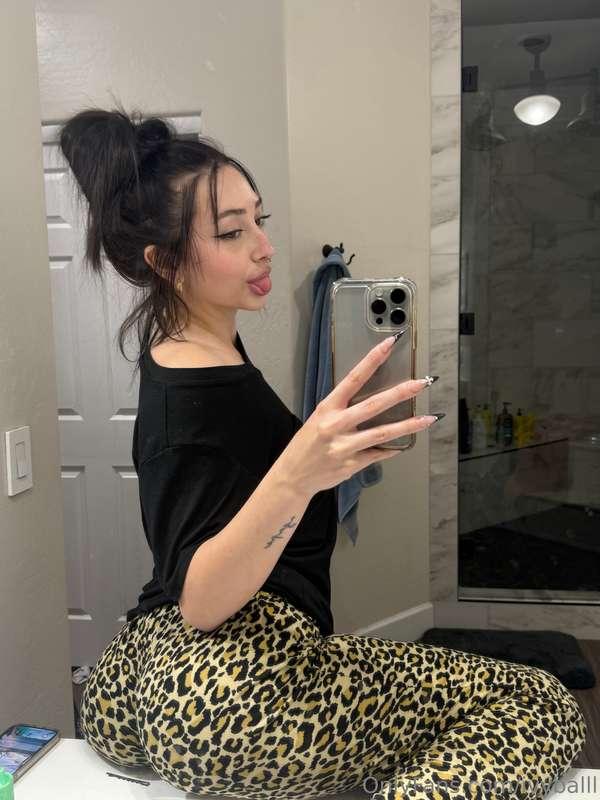 I'm ngl, I'm bored and horny. DM me and let's play 😉😈