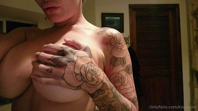 Looovvviinnnggg how my tattoo looks in my nudes 😈