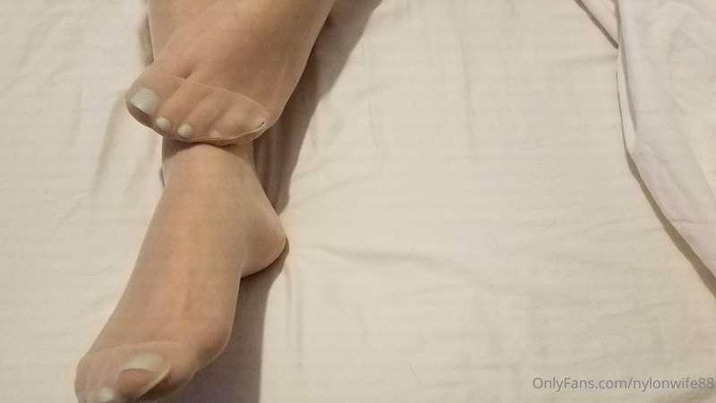 20 pic set of nude pantyhose, mostly feet close ups😊