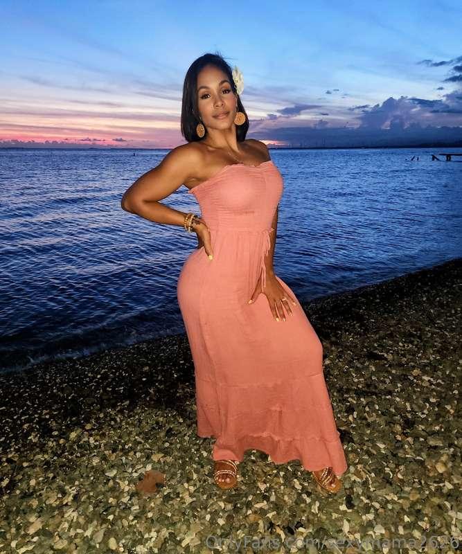 On the beach but dreaming of your cock deep inside me 🍆😈 Tip..