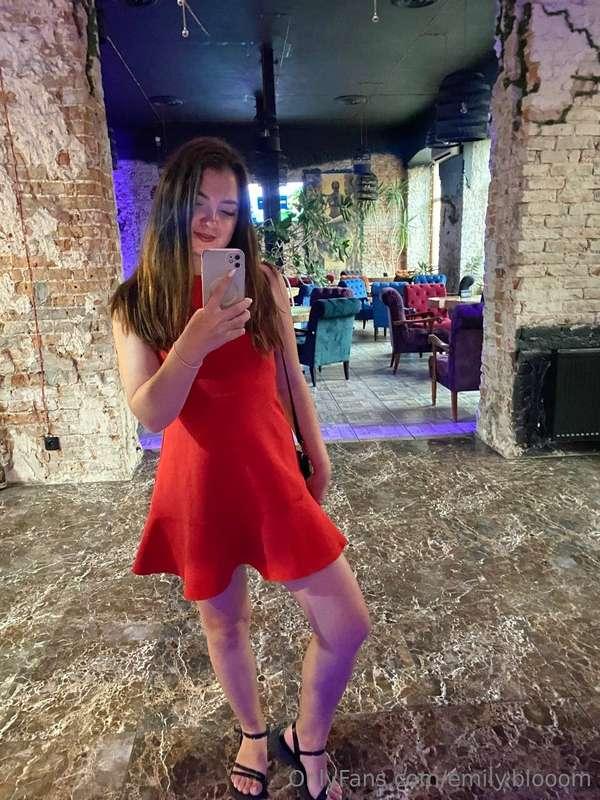 Reflections in the restaurant 🍷 Couldn’t resist snapping thi..