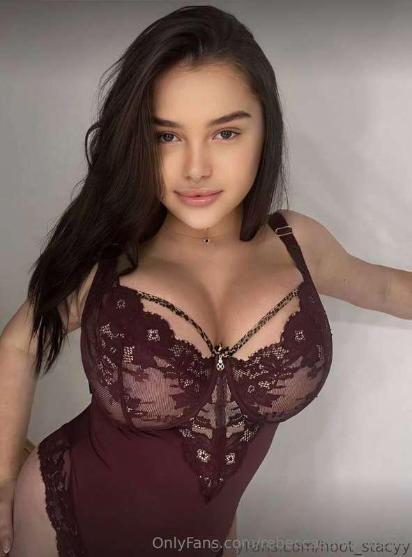 💗 This demure cutie @hoot_stacyy waiting to be seduced 😍
Get..