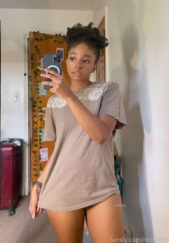 am i cute enough for a creampie on the first date 😏

#slimthick #hairy #hairypussy #bush #fullbush #natural #smallboobs