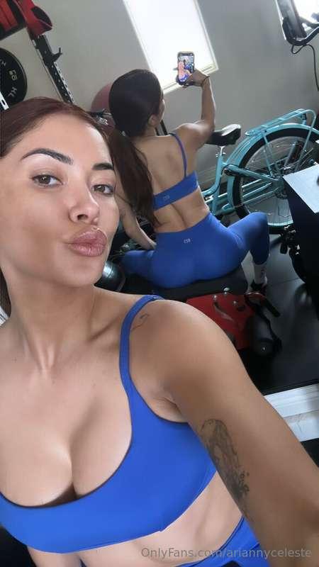 Cardio day 😅 Don’t forget I’m going live with Brittney at 7p..